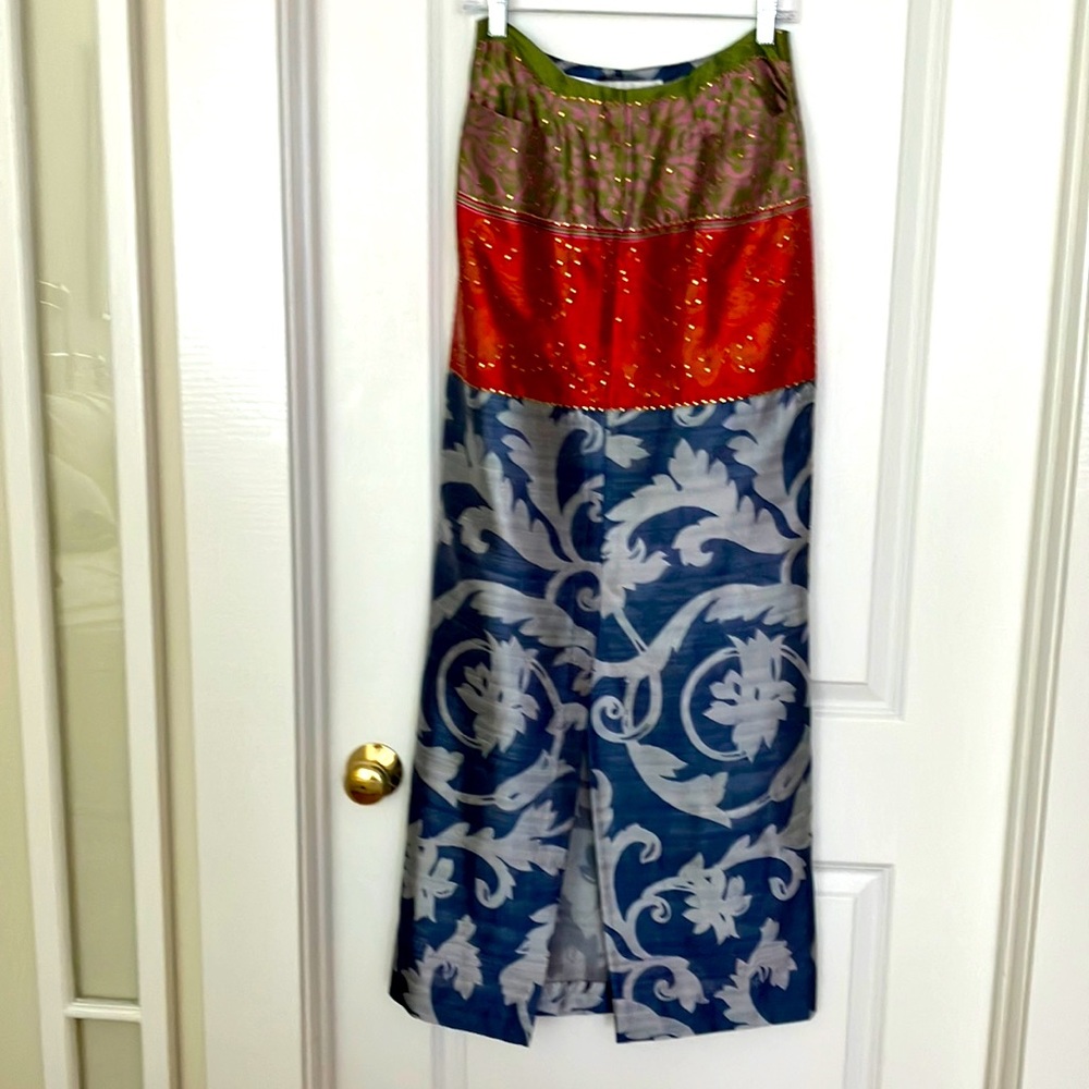 Vintage Perfection 🥰
Oscar de la Renta maxi silk skirt Size 6